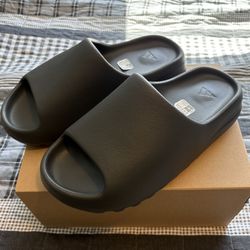 Yeezy Slide “Onyx” size 10