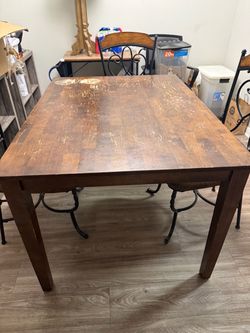 Table with 3 chairs