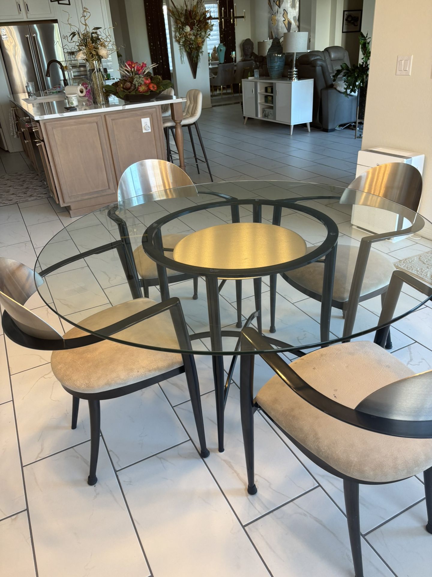 Breakfast table & 4 Chairs