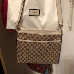 Authentic  Gucci Crossbody https://offerup.com/redirect/?o=U2lnbi5OZXc=.Auth ## &dust Bag