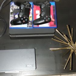 PS4 With 2 Controllers And Fifa 21 And 20