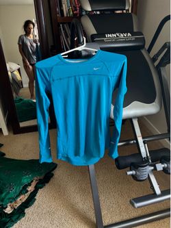 long sleeve athletic nike blue sz small