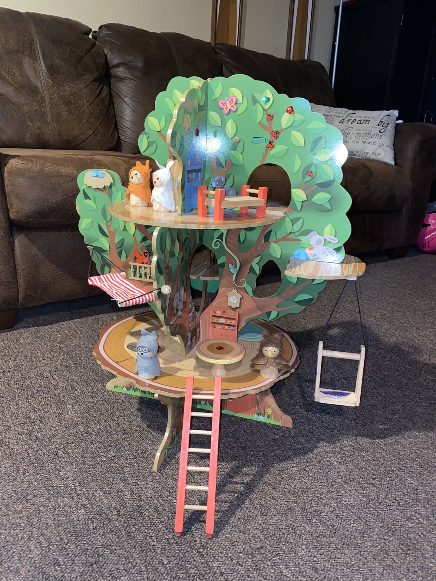 Tree House With 4 Small Animals