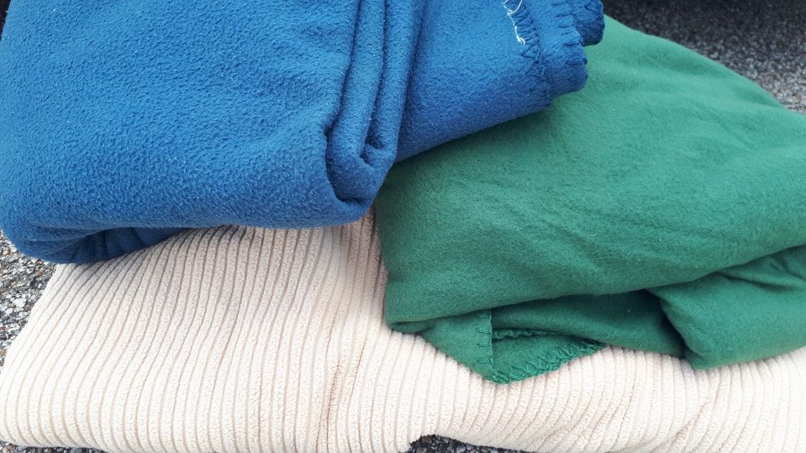 3 Very Good Condition Blankets .All 5$