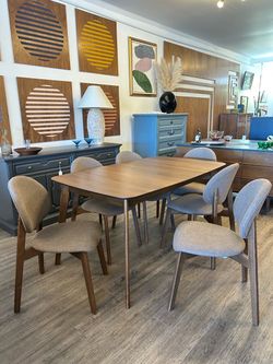 NEW Dining Table / Extendable leaf / MCM Style!
