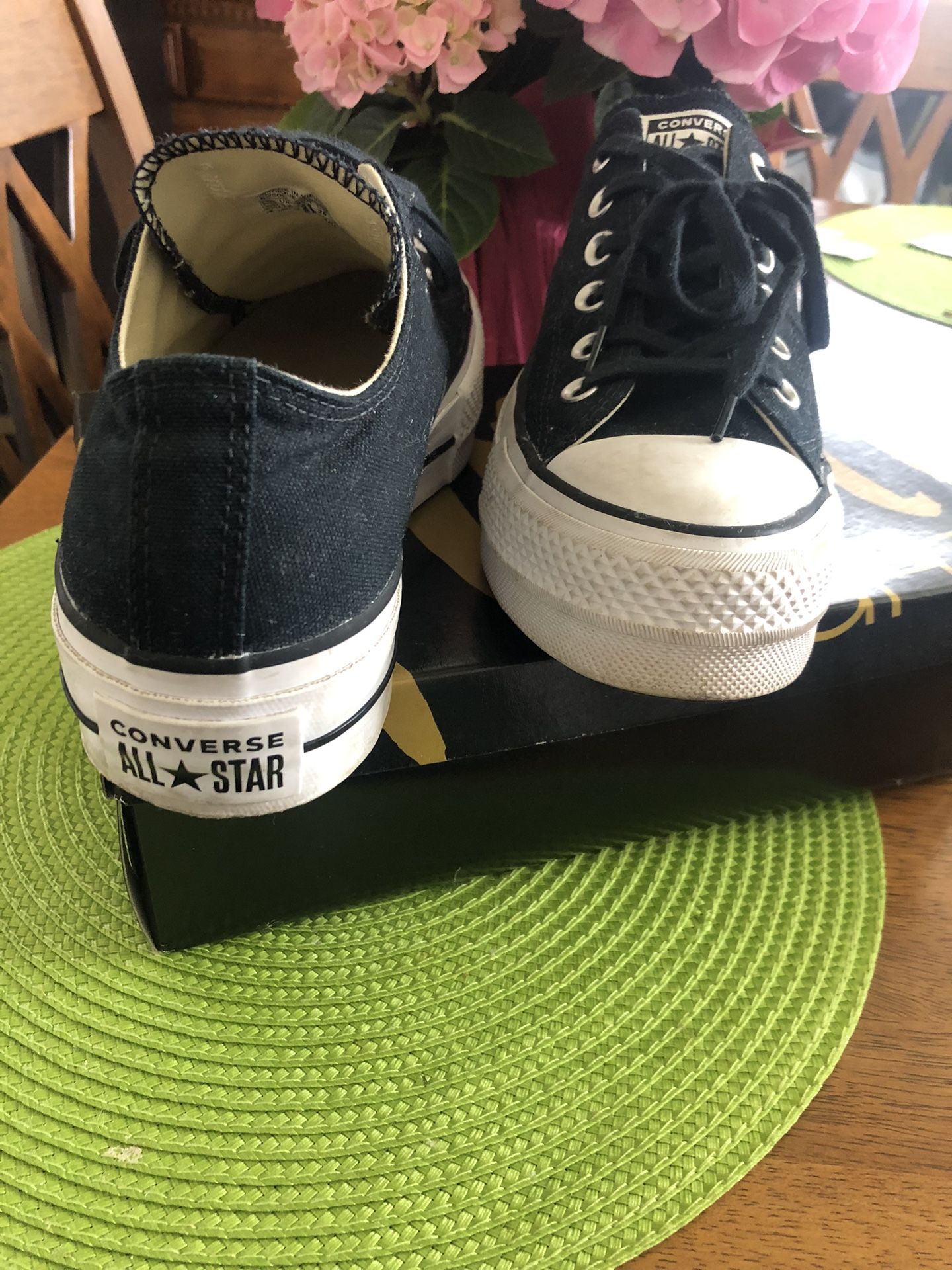 Woman’s Converse All Star ⭐️