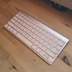 APPLE KEYBOARD