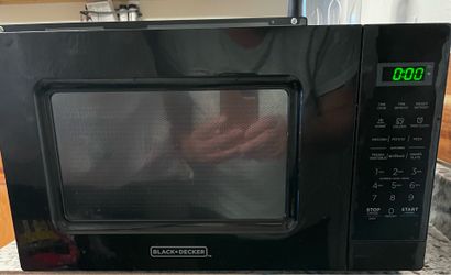 Black and Decker 0.7 Cu Ft LED Digital Microwave Oven in Black with Child Safety Lock
