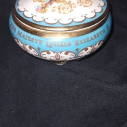 Vintage Royal Queen Elizabeth 2 English  Fine Bone China !! 