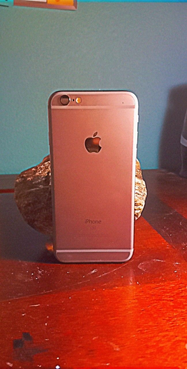 Iphone 6, Silver, Doesn't Turn On But Buy For Parts..