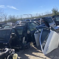 OEM PARTS - SAN ANTONIO - MOTORS - DRIVESHAFTS - DOORS - HOODS - FENDERS - TRANSFER CASES - CLUSTERS - FUSE BOXES 