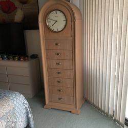 Thomasville Oak 7 Drawer Dresser Chest With Clock