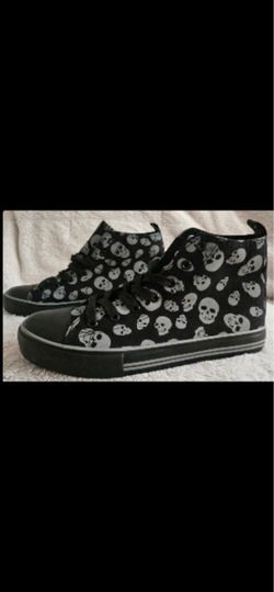 Skull pattern women’s high top shoes