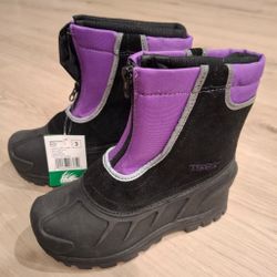 Girl's snowboots size 3 NEW