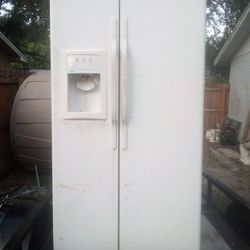 Hotpoint Side By Side Refrigerator/Freezer 