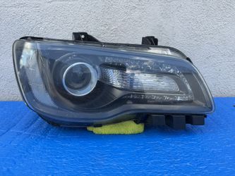 2017 2018 Chrysler 300 Right Passenger Side Headlight OEM