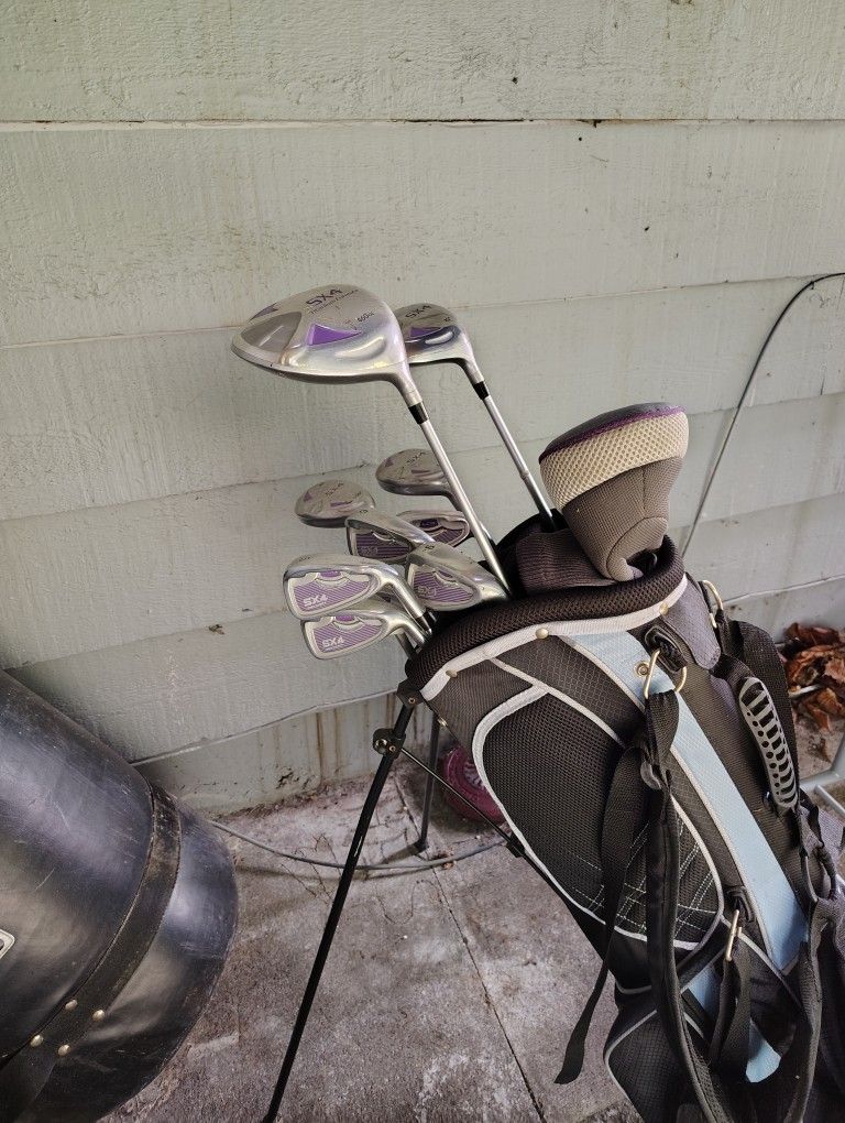 Ladies Full Set Of Golf Clubs With Bag!