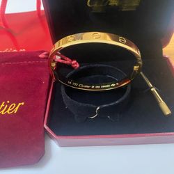 Bracelet with box and bag 