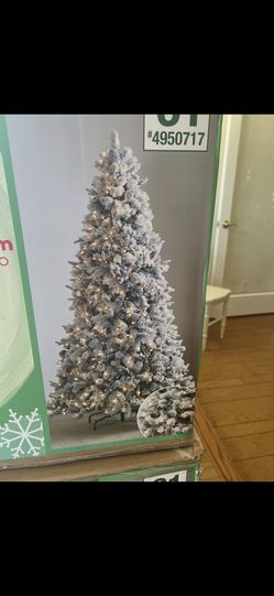9’ Flocked Christmas Tree