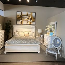 Queen Bed, Dresser, Mirror And Nightstand 