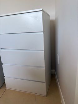 white 5 drawer dresser (Good condition)