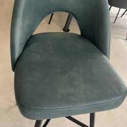 Counter Height Stools / 4 Chairs 