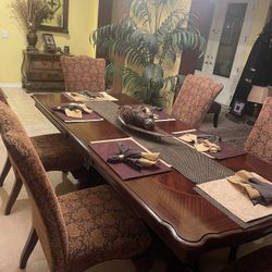 Beautiful solid wood dinning / dining table along with six elegant matching comfortable chairs.