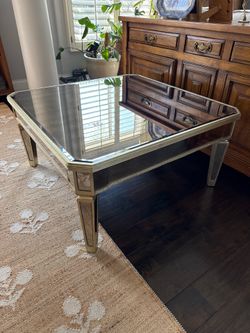 Coffee table with mirrored top. Xlnt condition.