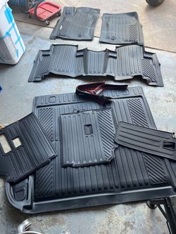 Toyota 4Runner New Floormat Set, 5-Seater. Complete !