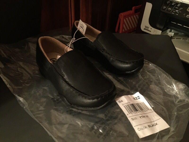 Youth size 12 children place classic shoes great for the holidays