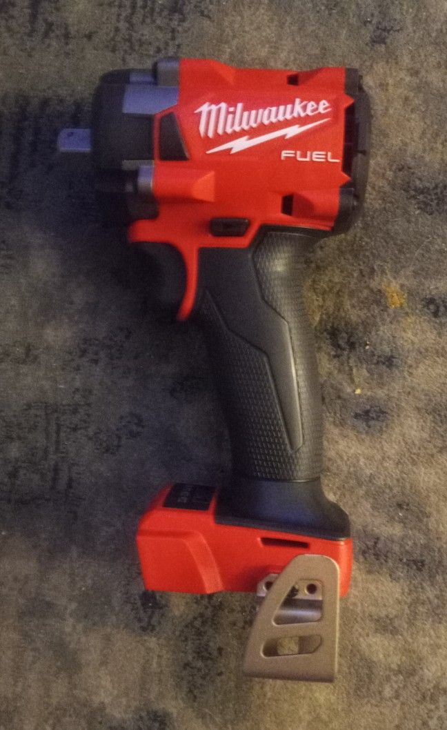 Milwaukee M18 FUEL Impact Wrench 1/2 (Compact Wrench Small)