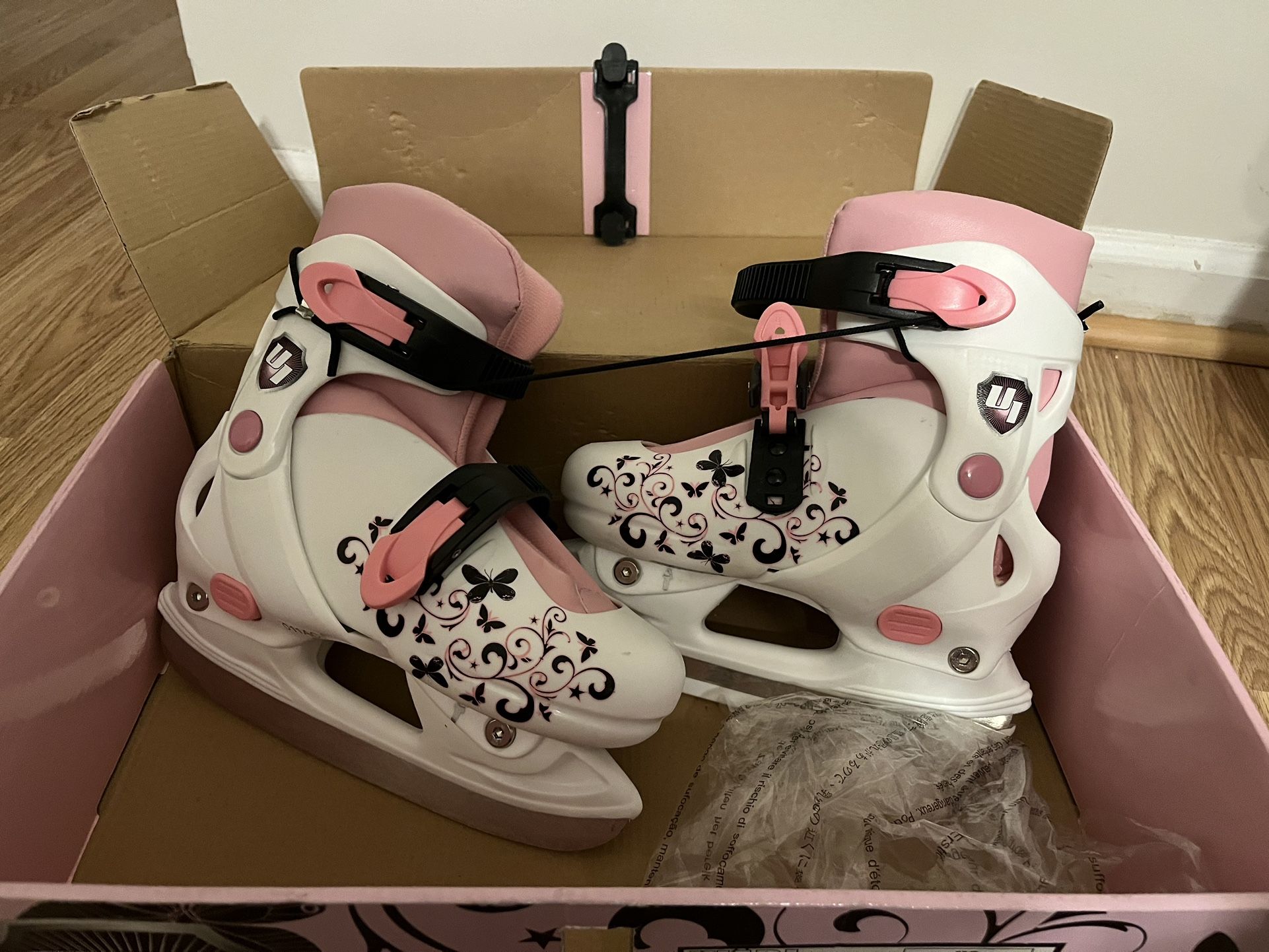 SALE ONLY $15💰💰💰. BRAND NEW GIRLS ICE SKATES ⛸️⛸️. SIZE 2. HEAVILY PADDED. FANCY DESIGN. SALE ONLY $15 🥶🥶⛸️⛸️