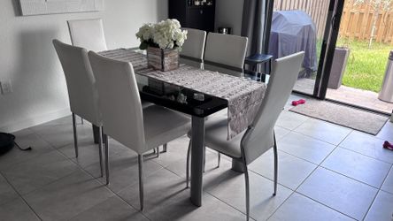 Dinning Set In Good Condition