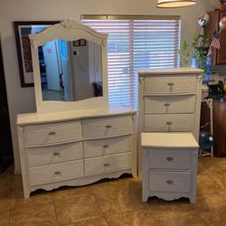 Dresser With Mirror N Drawers 