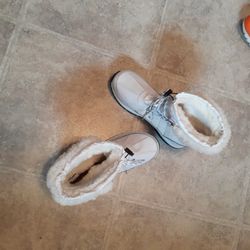 BEAR PAW NEW   WATERPROOF WHITE BOOTS  FUR INSIDE.  BEAUTIFUL $35.00 SIZE  11.