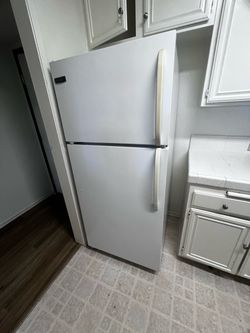 White Frigidaire Refrigerator w/Top Freezer