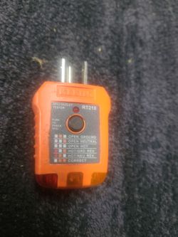 Klein plug tester with gfci trip button
