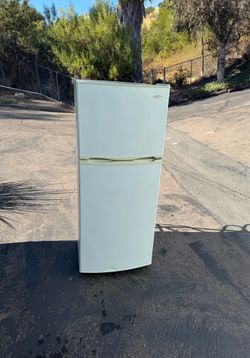Refrigerator household studio size fridge freezer 10 cubics (free local delivery)