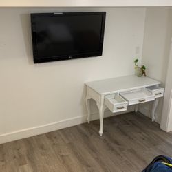 Réplica Of An Old Table 