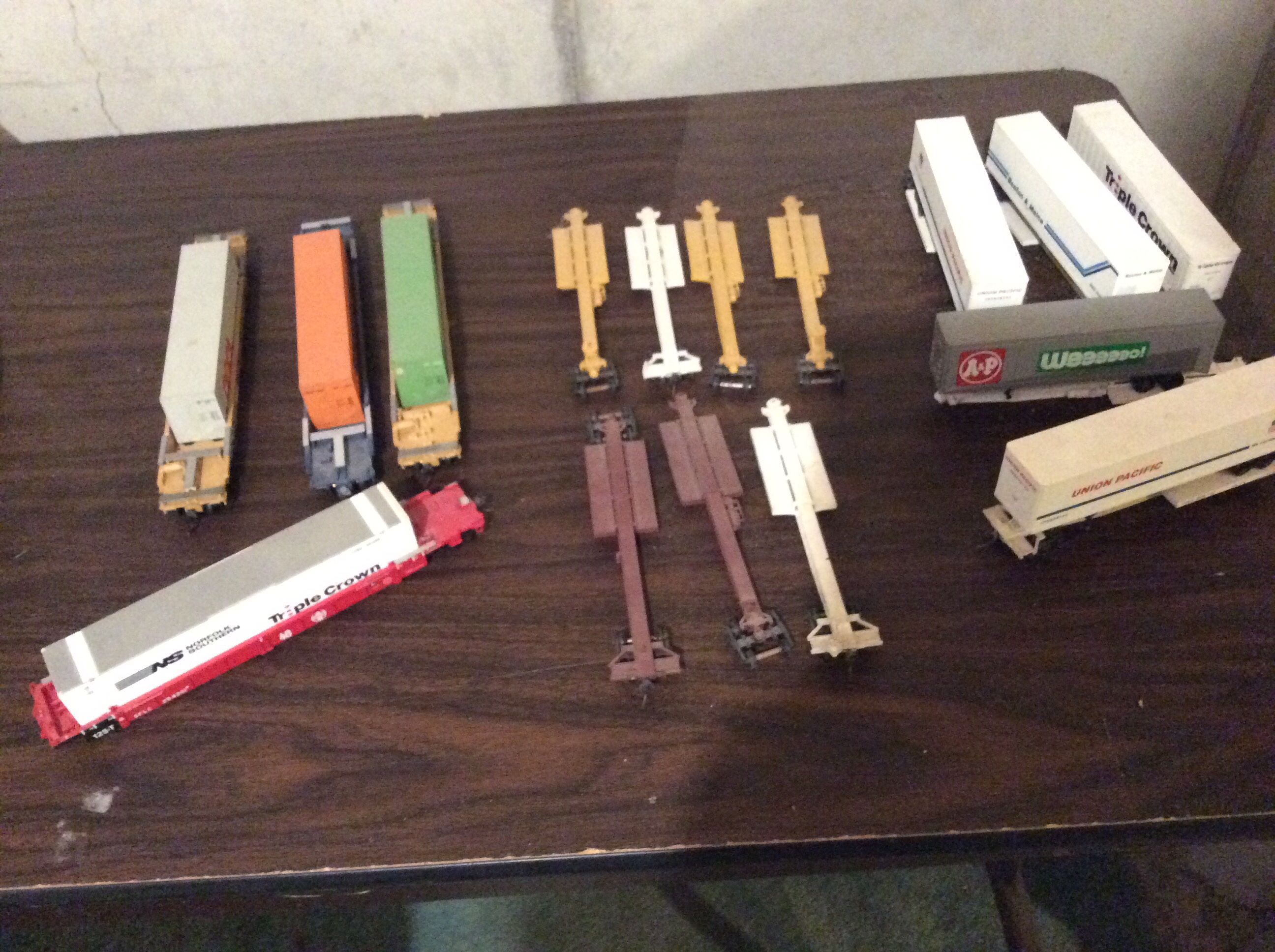 I Believe These Are Called Spline Cars, Some With Trucks Mounted Some Empty. Approximately 20 all With Jhooks Couplers. Ho Gauge. Old. Each Car $15.