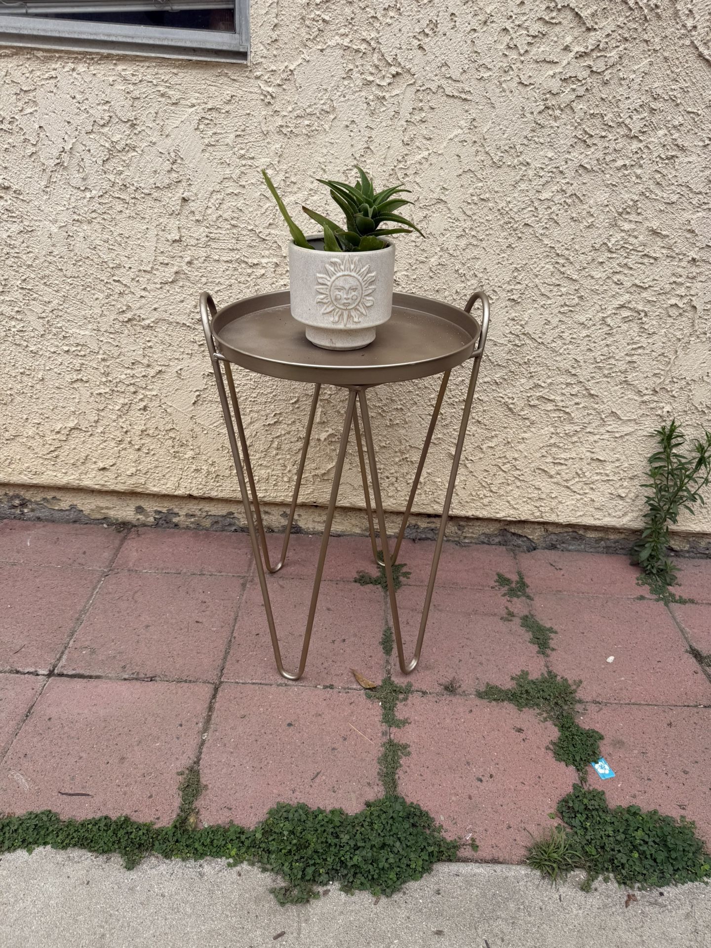 Planter With Table