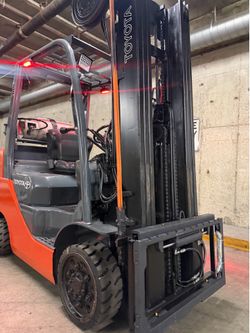 TOYOTA M8 forklift, latest model 6600 lb,3 stage, side shift