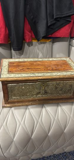 Beautiful 14 by 7 inch storage box brand new old world