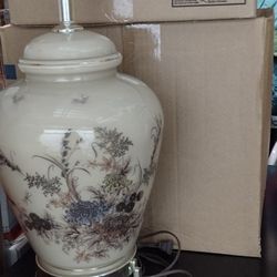 Beautiful Vintage Chinoseire Lamp