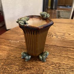 Vintage 6 1/2” MAJOLICA Style Pottery Frog Vase