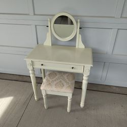 Child Vanity With Mirror