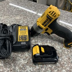 Dewalt 12V MAX* 1/4 in Screwdriver Kit With Battery And Charger 
