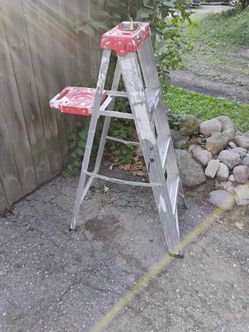 4 ft aluminum ladder