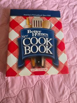 12th edition of the "Better Homes and Gardens New Cook Book," published by JG Press.
Excellent condition