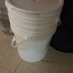 5 Gallon food grade buckets